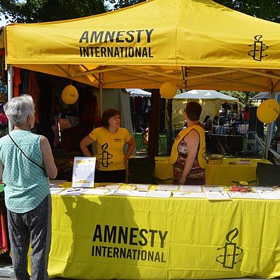 Informationsstand von Amnesty International