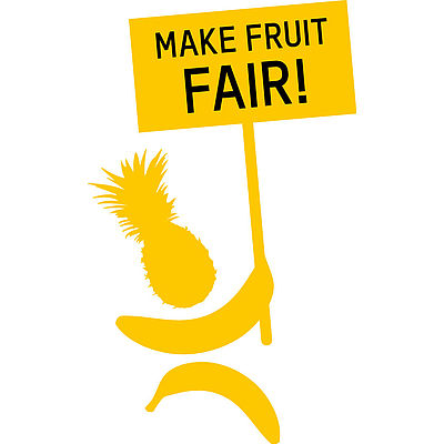 Eine Figur aus Bananen und einer Ananas hält ein Schild mit den Worten "Make Fruit Fair"