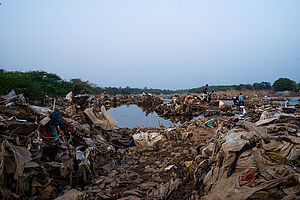 Verschmutzung des Palar Flusses in Ambur, Indien