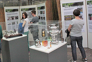 BesucherInnen bei der Eröffnung der Teeausstellung des Südwind