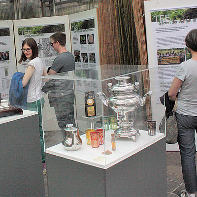 BesucherInnen bei der Eröffnung der Teeausstellung des Südwind