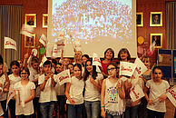 Auszeichnungsfeier "Fest der Vielfalt" der Volksschule Schwechat Ehrenbrunngasse mit Sieglinde Grünseis, SchülerInnen mit Südwind-Fahnen