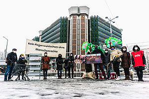 Aktivist*innen von Südwind und NeSoVe vor dem Klimaschutzministerium in Wien
