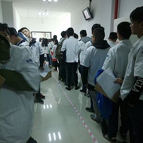 SchülerInnen als ArbeiterInnen in Zwangspraktika in der Quanta Fabrik in Chongqing © SACOM