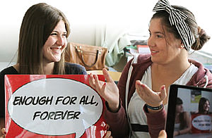 Cover des Workshop-Folders mit 3 SchülerInnen und Poster "Enough For All, Forever"