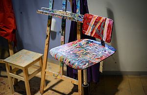Staffelei und mit Farbe bedeckter Stuhl