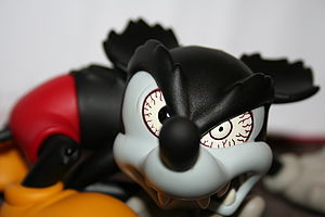 Figur einer düster blickenden Mickey Maus. Die Augen sind blutunterlaufen