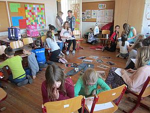 SchülerInnen in einem Sitzkreis bei einem Workshop