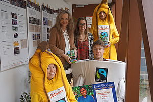 Gruppenfoto mit Fair Trade Artikeln anlässlich der 19. Fairen Wochen in Niederösterreich