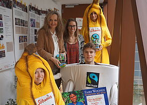 Gruppenfoto mit Fair Trade Artikeln anlässlich der 19. Fairen Wochen in Niederösterreich