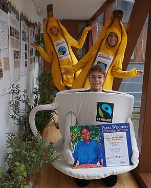 Südwind AktivistInnen verkleidet als Fair Trade Bananen und als Fair Trade Kaffeetasse