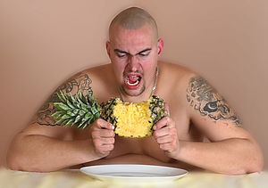 Mann isst Ananas