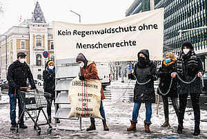 Aktivist*innen von Südwind und NeSoVe vor dem Klimaschutzministerium in Wien