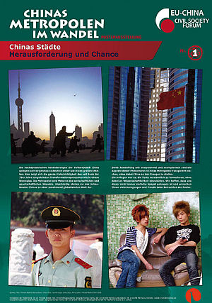 Tafel aus der Ausstellung mit Fotos von Gebäuden und Menschenaus China und Text