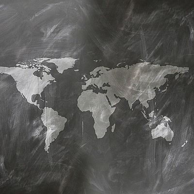 Auf einer Tafel ist die Weltkarte mit Kreide aufgezeichnet