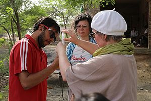 Südwind Mitarbeiterinnen nehmen Wasserproben bei einer indischen Gerberei