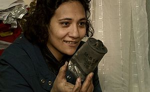 Sharbat Abdallah hält eine alte Tränengasbombe in der Hand