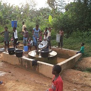 Mädchen beim Wasserholen an einer Pumpe in Otwe Bedia Adua/Ghana. Der Klimawandel wirkt sich negativ auf die Verfügbarkeit von Wasser und somit auf Frauen aus, die für die Wasser-Versorgung zuständig sind.