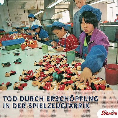Cover "Tod durch Erschöpfung in der Spielzeugfabrik". hinter dem Text ArbeiterInnen in einer großen Halle