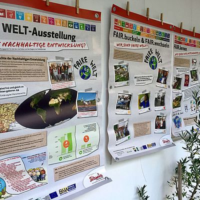 Plakate bei der Ausstellung "Faire Welt" in Niederösterreich 