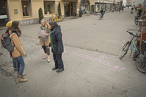 Teilnehmerinnen beim Stadtspaziergang für nachhaltigen Konsum