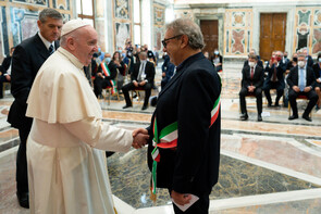 Der Papst bei einem Besuch im Rahmen des Projekts  “Seitenblicke von den Grenzen”