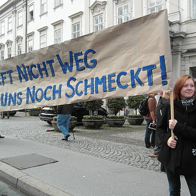 Zwei Aktivistinnen halten Banner mit den Worten "Werft nicht weg, was uns noch schmeckt"