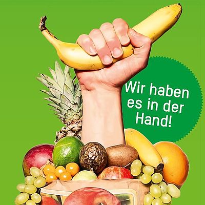 Cover der Ausstellung "Make Fruit Fair!" Collage von Obst, in der Mitte eine Hand welche eine Banane umschließt