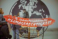Globus mit Schriftzug "Globale Perspektiven für Klimagerechtigkeit"