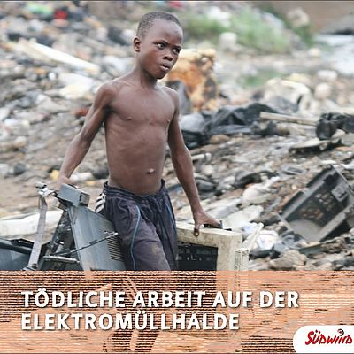 Cover "Tödliche Arbeit auf der Elektromüllhalde", Foto von einem Kinderarbeiter vor Müllbergen