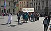 Jugendgruppe Graz bei einem öffentlichen Auftritt mit Banner und Verkleidungen