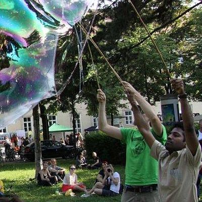 Kinder mit Seifenblasen auf dem Südwind Strassenfest
