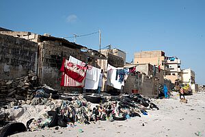 Von Küstenerosion zerstörte Häuser in Dakar, Senegal