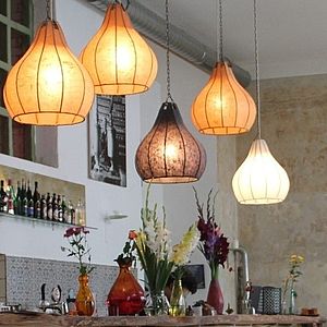 Fünf leuchtende, von der Decke hängende Lampen in einem Restauarnt