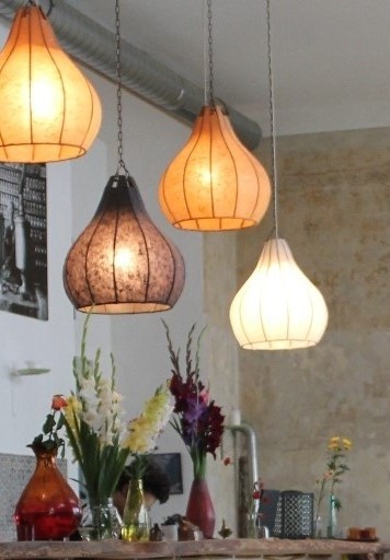 Fünf leuchtende, von der Decke hängende Lampen in einem Restauarnt