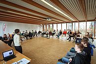 Sesselkreis und Präsentation bei der Sitzkreis bei der Winter School in Vorarlberg