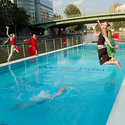 SchwimmerInnen am Badeschiff in Wien