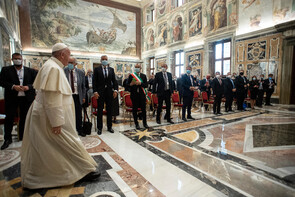 Papst Franziskus wird in der Clementine-Halle empfangen