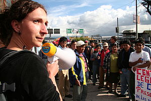 Südwind Aktivistin und Arbeiter in Ecuador