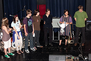 SchülerInnen auf der Bühne beim Südwind Filmpreis