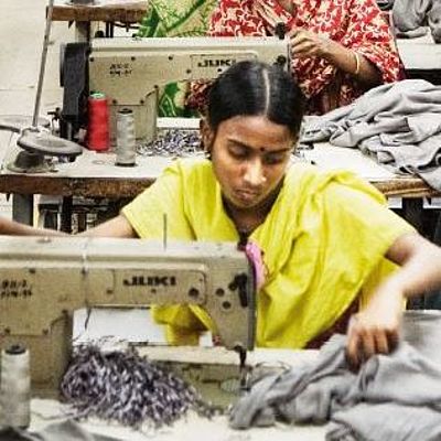 Mehrere Näherinnen arbeiten in einer Fabrik in Bangladesch