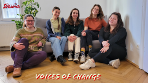 Fünf junge Frauen sitzen lachend auf bzw. am Boden neben einem Sofa, welches vor einer weißen Wand steht. Eine große Zimmerpflanze steht daneben. Unterhalb befindet sich der Schriftzug "Voices Of Change", links oben steht in roter, geschwungener Schrift das Südwind-Logo.