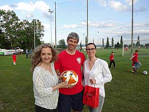 Ingrid Schwarz, Toni Pfeffer und Barbara Roth mit einem Fair Trade Fußball