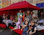 Zelte und BesucherInnen beim Weltladenfest in der Fußgängerzone Wiener Neustadt