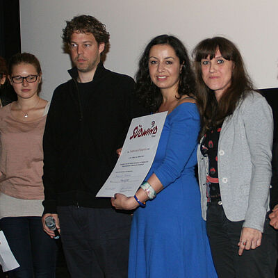 SchülerInnen und weitere Personen auf der Bühne beim Südwind Filmpreis