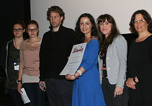SchülerInnen und weitere Personen auf der Bühne beim Südwind Filmpreis