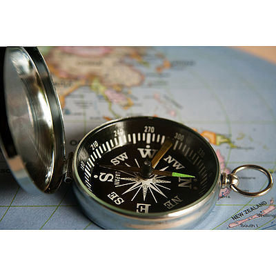 Offener Kompass auf einer Weltkarte