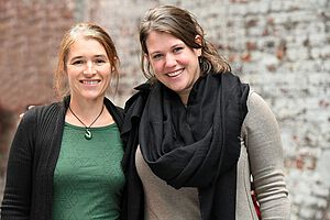v.l.: Sonja Schachner-Hecht und Isabella Szukits von Südwind beim Debattierwettbewerb in Brüssel