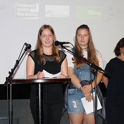 Schülerinnen auf der Bühne beim Südwind Filmpreis