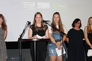 Schülerinnen auf der Bühne beim Südwind Filmpreis